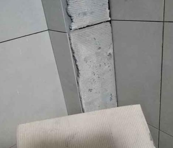 二道江瓷砖空鼓维修公司分享下厨房瓷砖脱落的补救措施。